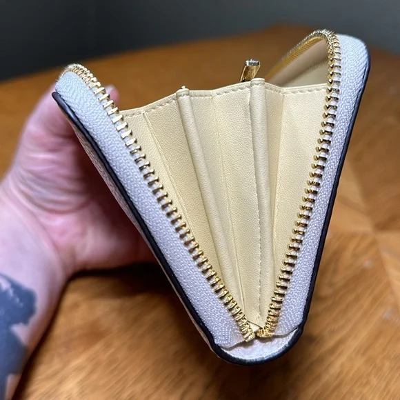 *LIKE NEW* COACH Embossed Horse & Carriage Long Zip-Around Wallet - Picture 13 of 16